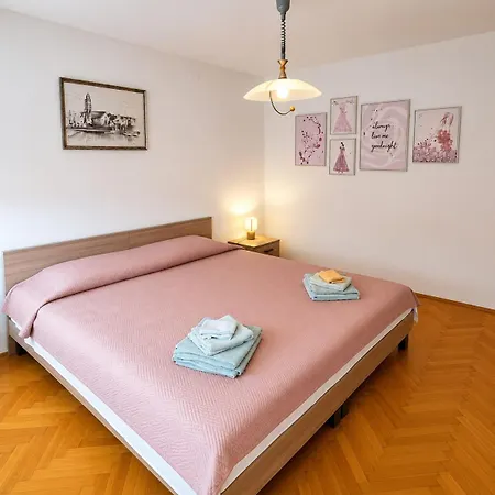 Mangus Apartment Split